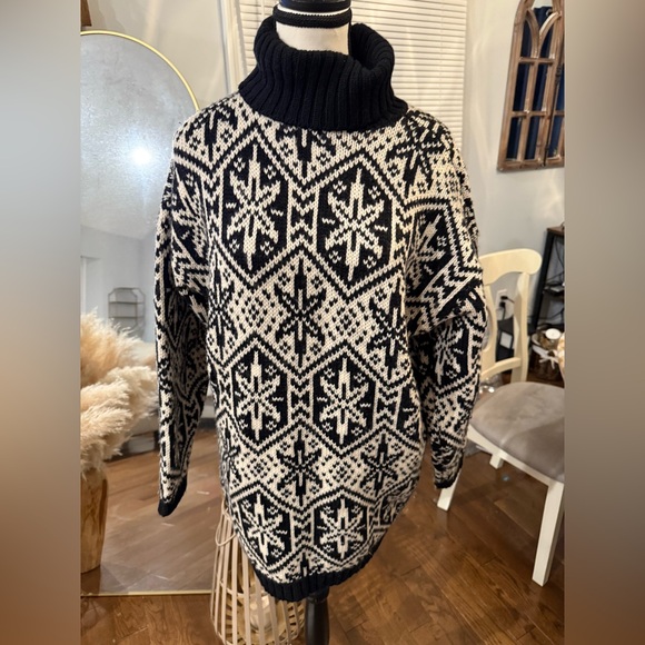 GAP Sweaters - Vintage GAP Wool Black and White Sweater